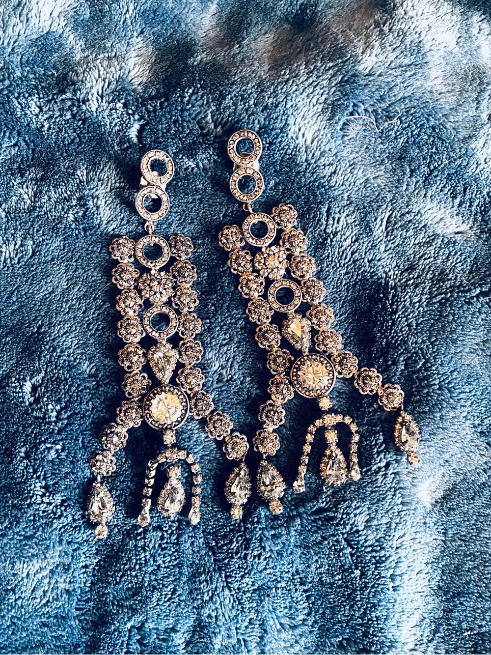 DYLANLEX Dakota Crystal Chandelier Earrings Antique Silver Tone - Picture 5 of 6